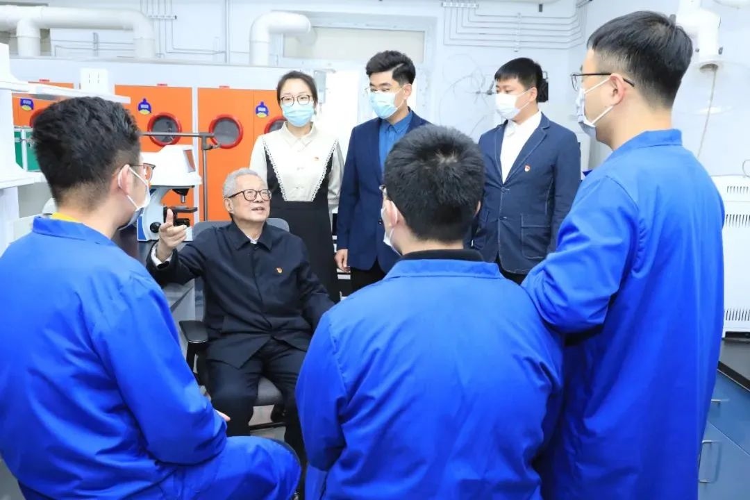 秦裕琨院士在實(shí)驗(yàn)室與青年師生交流。哈爾濱工業(yè)大學(xué)供圖