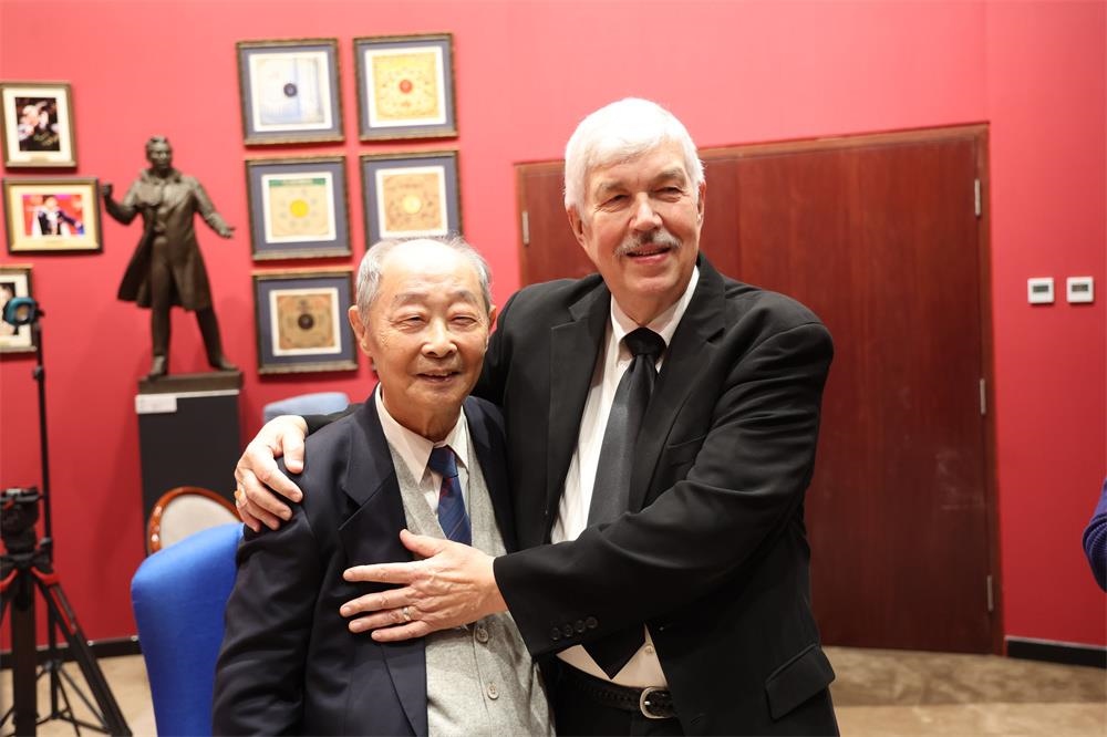 費(fèi)城交響樂團(tuán)小提琴演奏家戴維·布斯與原中央樂團(tuán)小提琴演奏家朱信人50年后再相聚。