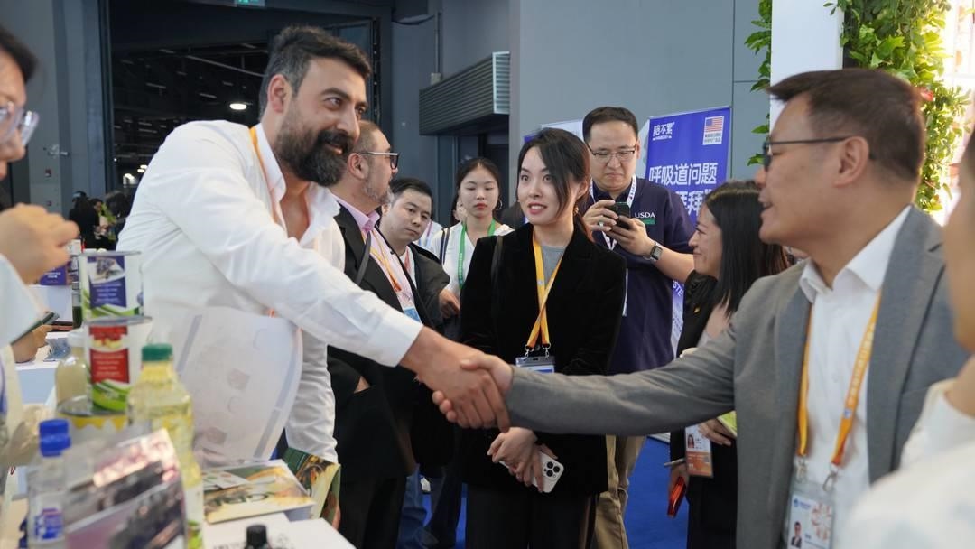 第六屆進(jìn)博會上，國內(nèi)一家超市行業(yè)的客商與來自美國佐治亞州的企業(yè)展商達(dá)成初步合作意向。