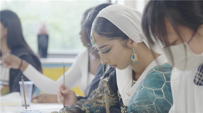 學(xué)生學(xué)習(xí)中國書法。帕特里克·謝德-西蒙茲攝