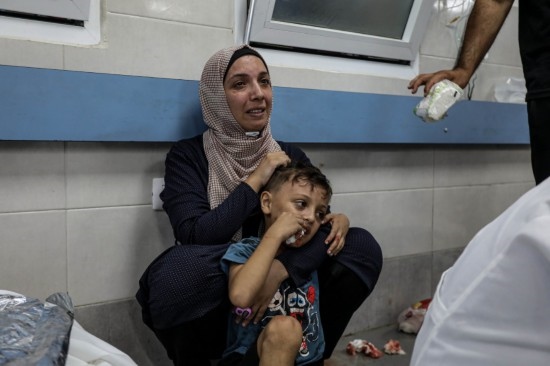 11月3日，人們?cè)诩由吵窍７ㄡt(yī)院接受治療。新華社發(fā)