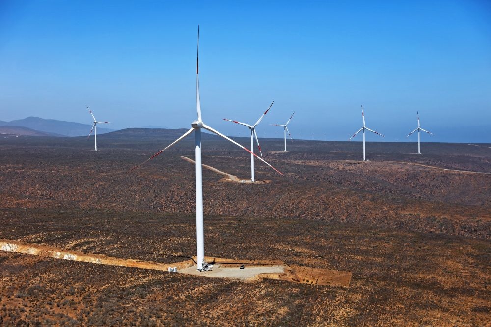 這是2023年2月14日拍攝的位于智利中部沿海的蓬塔謝拉風(fēng)電場。蓬塔謝拉風(fēng)電場是中國在智利投資建設(shè)的首個風(fēng)電場，2018年正式投產(chǎn)發(fā)電，可滿足13萬戶家庭的用電需求，同時每年還能減少15.7萬噸碳排放。