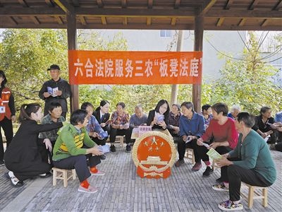  圖③：干警向附近農(nóng)戶解讀相關(guān)法律法規(guī)。