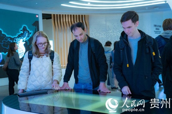 在國(guó)家大數(shù)據(jù)（貴州）綜合試驗(yàn)區(qū)交流體驗(yàn)中心，歐亞國(guó)家記者體驗(yàn)貴州大數(shù)據(jù)應(yīng)用場(chǎng)景。人民網(wǎng) 陽茜攝
