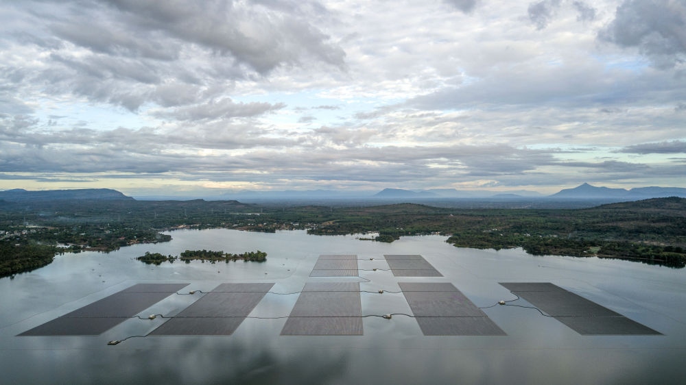 這是2022年12月8日在泰國烏汶府詩琳通水庫拍攝的浮體光伏項目（無人機照片）。中泰兩國聯(lián)合修建的浮體光伏項目2021年10月投入商業(yè)運營。中國制造的電池板不斷將日光轉(zhuǎn)化為清潔電能，輸送至當(dāng)?shù)厍Ъ胰f戶。