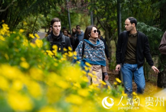 歐亞國(guó)家媒體記者走進(jìn)觀山湖公園。人民網(wǎng) 陽茜攝