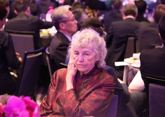 當?shù)貢r間11月15日晚，國家主席習(xí)近平在美國舊金山出席美國友好團體聯(lián)合舉行的歡迎宴會。在熱烈的掌聲中，習(xí)近平發(fā)表重要演講。圖為參加晚宴人士認真聆聽演講。人民日報記者 李志偉 攝