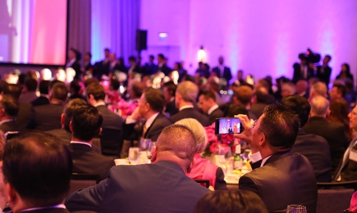 當?shù)貢r間11月15日晚，國家主席習(xí)近平在美國舊金山出席美國友好團體聯(lián)合舉行的歡迎宴會。在熱烈的掌聲中，習(xí)近平發(fā)表重要演講。圖為參加晚宴人士認真聆聽演講。人民日報記者 李志偉 攝