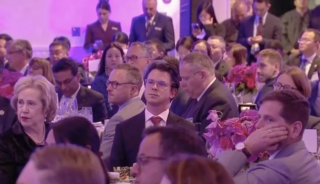 △當(dāng)?shù)貢r(shí)間11月15日晚，習(xí)近平主席在美國友好團(tuán)體聯(lián)合歡迎宴會(huì)上發(fā)表演講。圖為參加宴會(huì)的人士認(rèn)真聆聽演講。