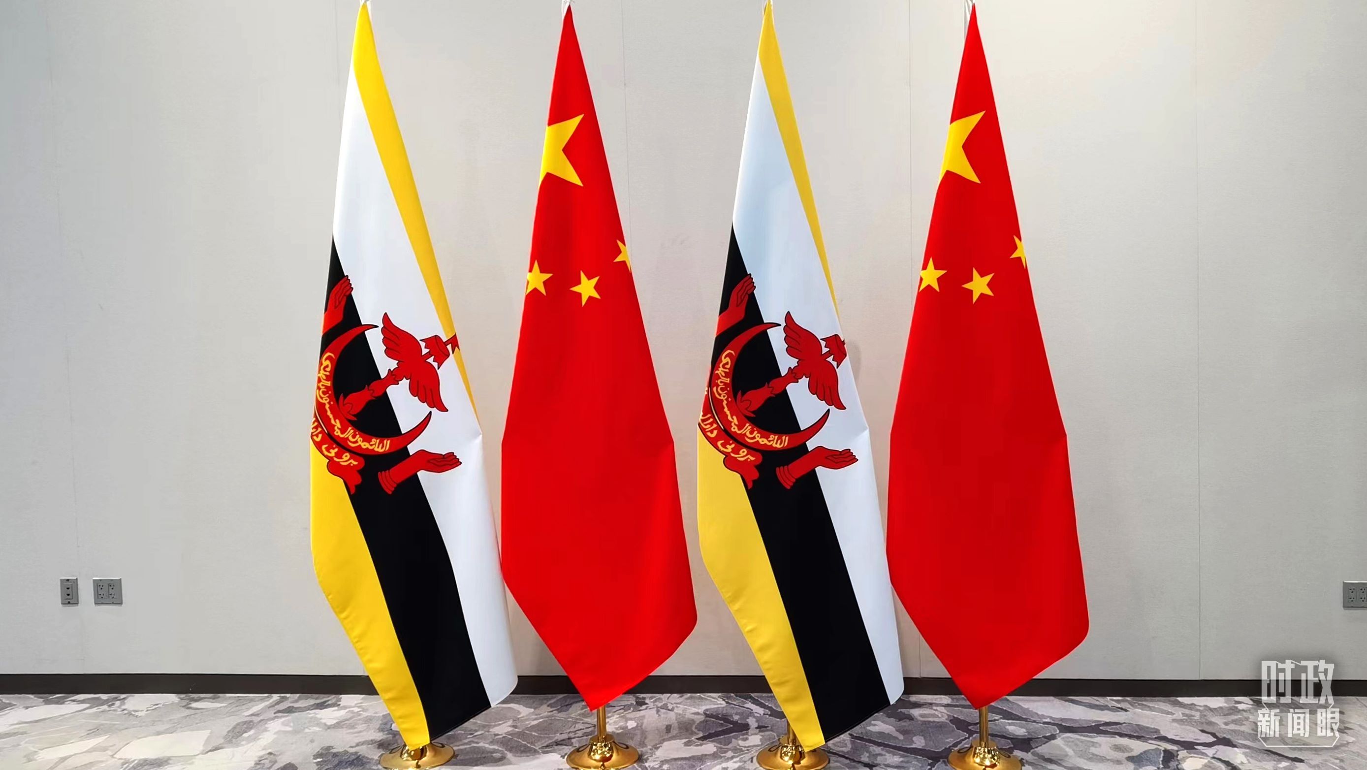 △會談現(xiàn)場的中文兩國國旗。（總臺央視記者郭鴻拍攝）