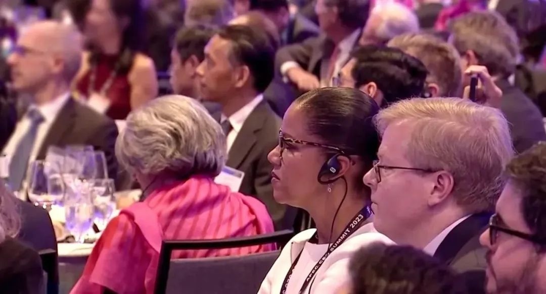 △參加宴會(huì)的人士認(rèn)真聆聽演講。