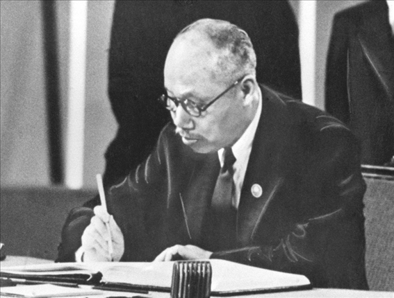 董必武在《聯(lián)合國憲章》上簽名。新華社發(fā)