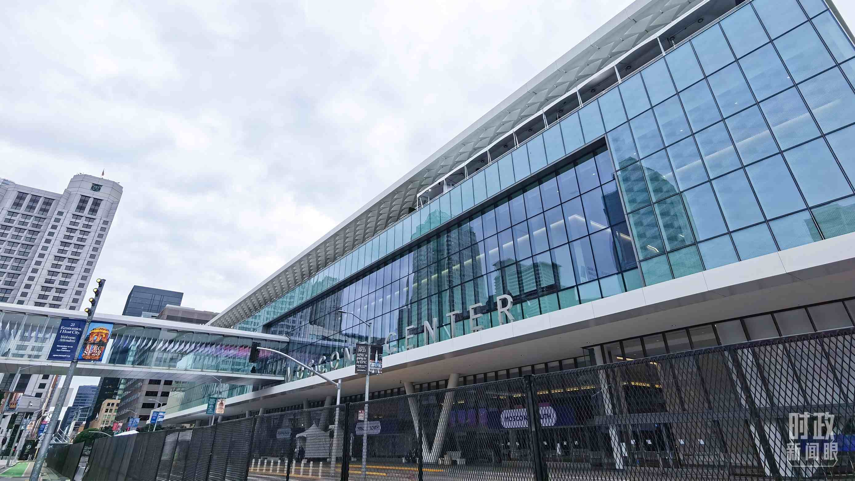 △美國舊金山，莫斯康中心，APEC第三十次領(lǐng)導(dǎo)人非正式會議在這里舉行。（總臺央視記者曹亞星拍攝）