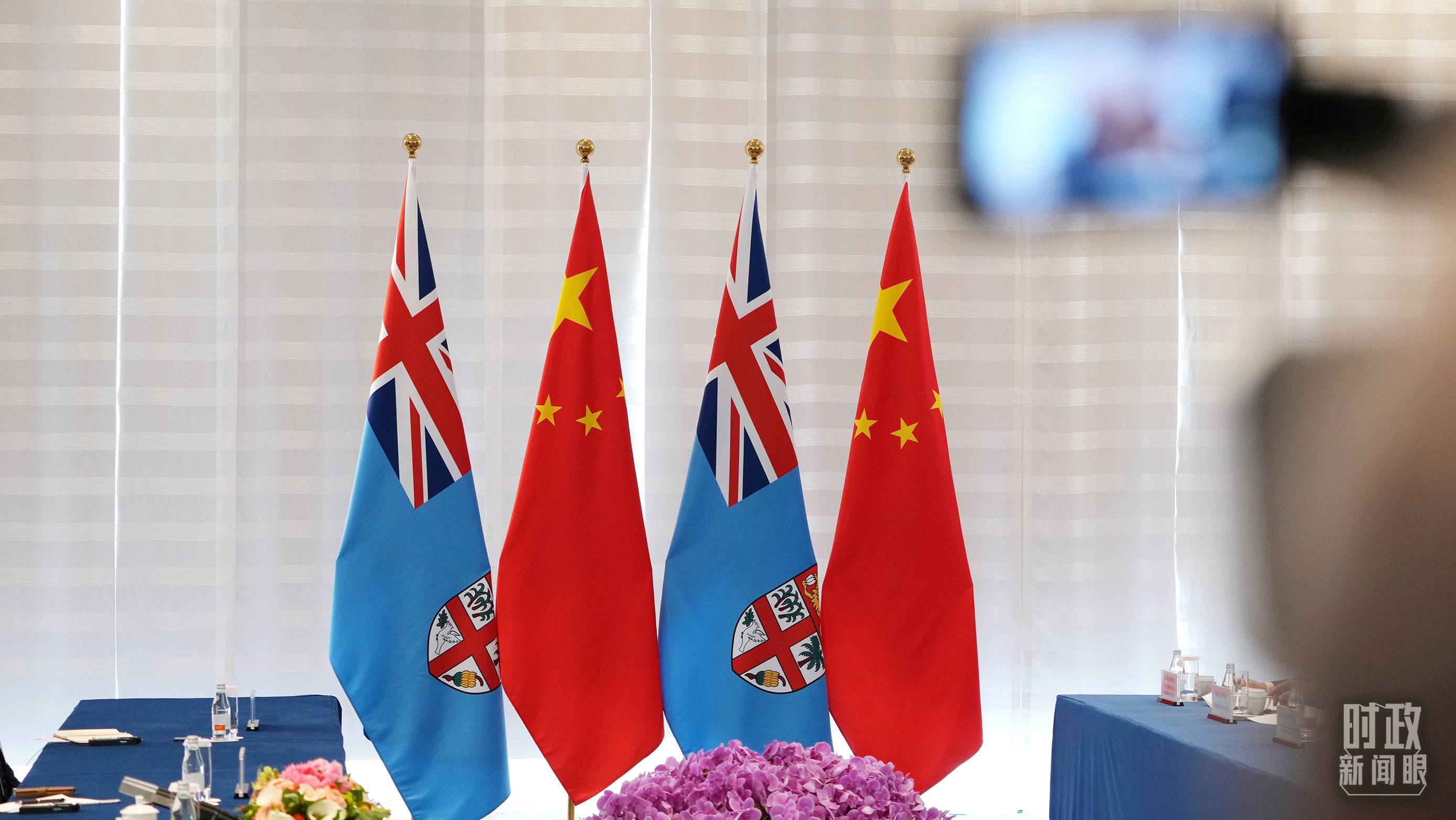 △會談現(xiàn)場的中斐兩國國旗。（總臺國廣記者李晉拍攝）