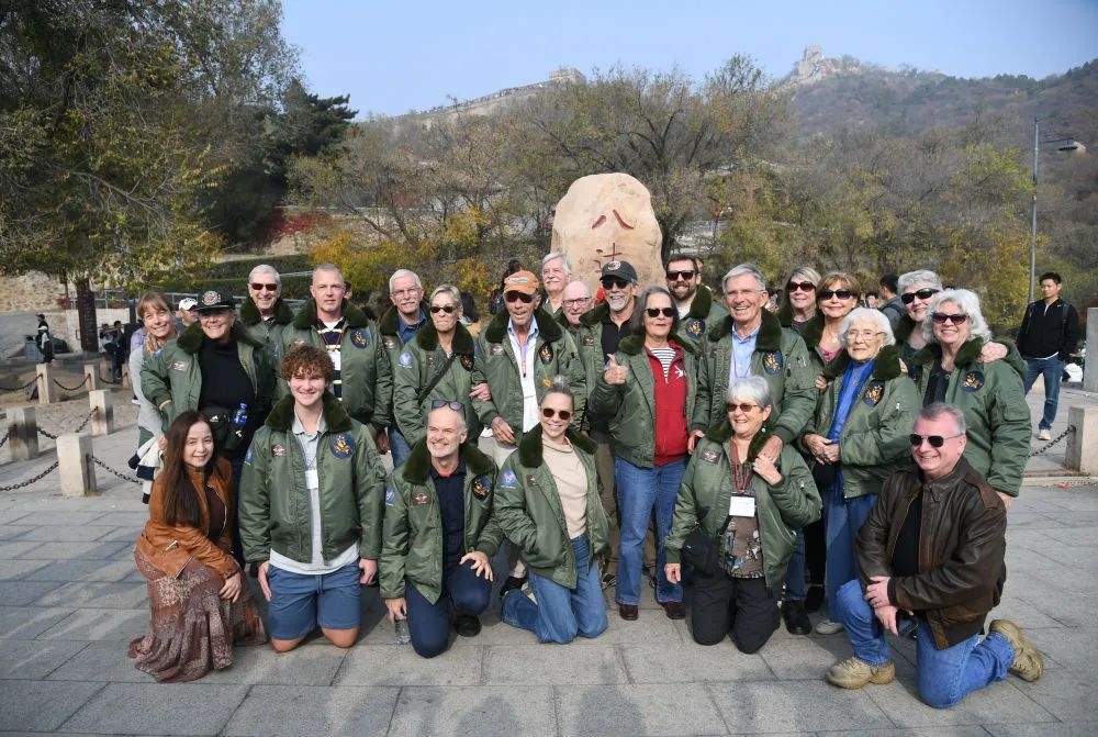 △2023年10月29日，飛虎隊(duì)老兵莫耶一行人在北京八達(dá)嶺長城合影留念。