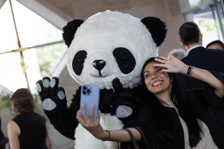 2022年8月24日，在美國華盛頓中國駐美國大使館，來賓與大熊貓玩偶合影。