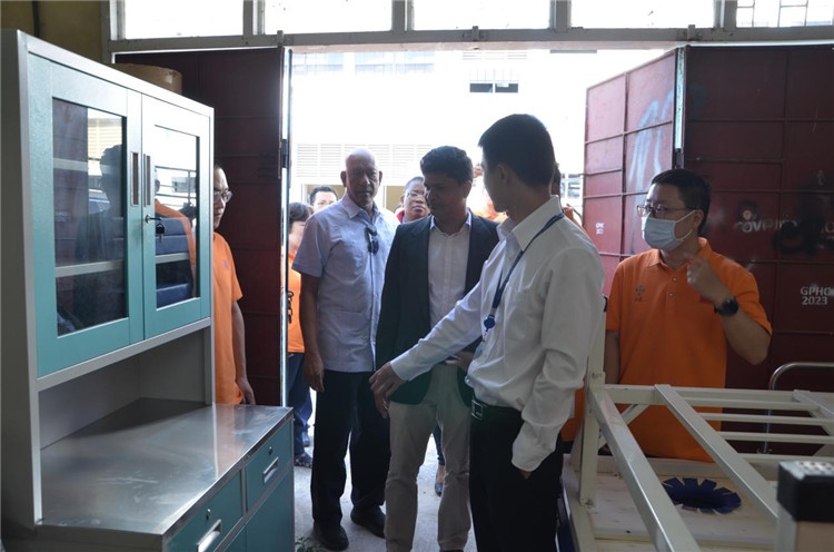 喬治敦公立醫(yī)院執(zhí)行院長接收捐贈物資。第十九期中國援圭亞那醫(yī)療隊供圖