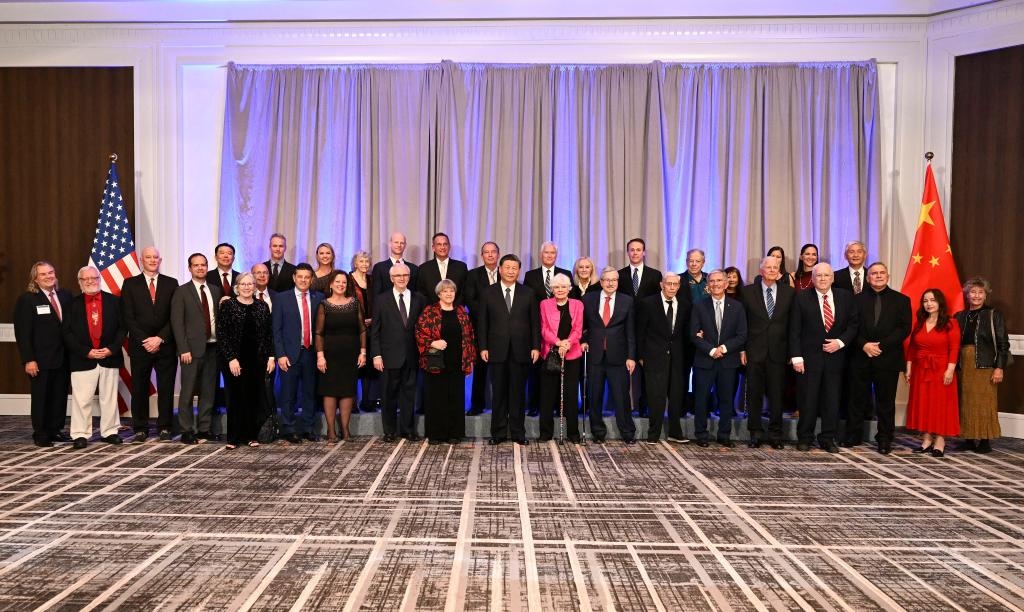 當(dāng)?shù)貢r(shí)間11月15日晚，國家主席習(xí)近平在美國舊金山出席美國友好團(tuán)體聯(lián)合舉行的歡迎宴會。這是宴會開始前，習(xí)近平會見飛虎隊(duì)和史迪威將軍后人、鼓嶺、艾奧瓦州、華盛頓州等方面友好人士代表，同他們親切交談并合影留念。