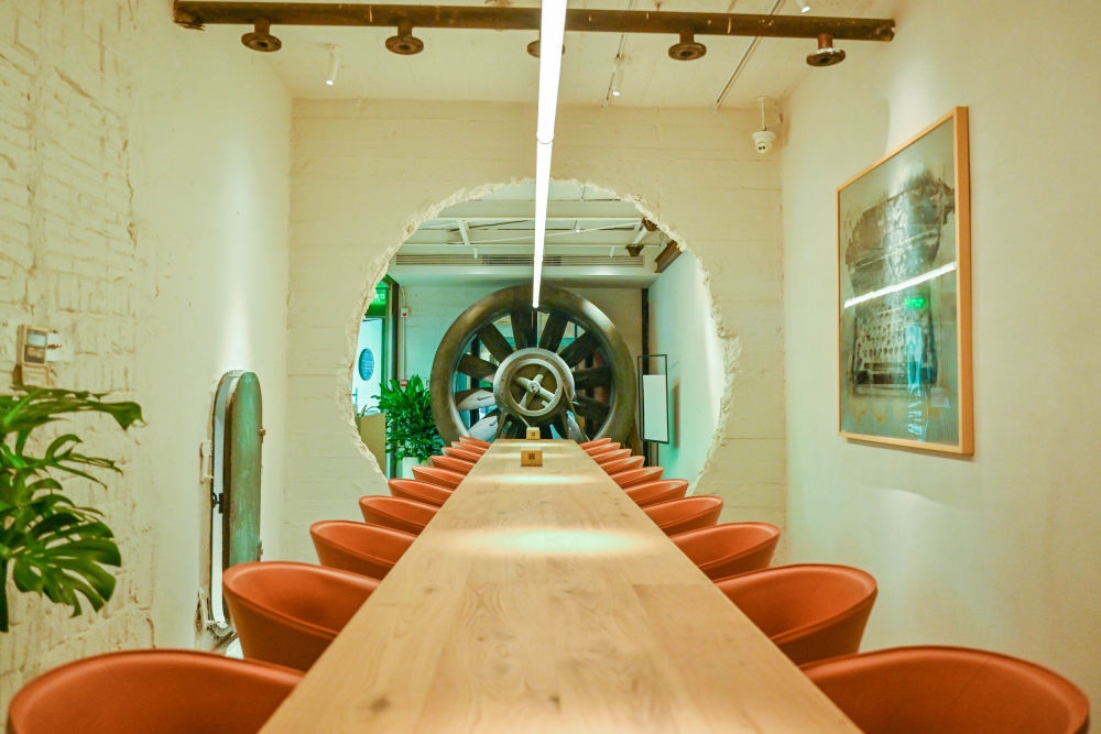 “絲聯(lián)166”園區(qū)內(nèi)保留工業(yè)遺存的咖啡館。（受訪者供圖）