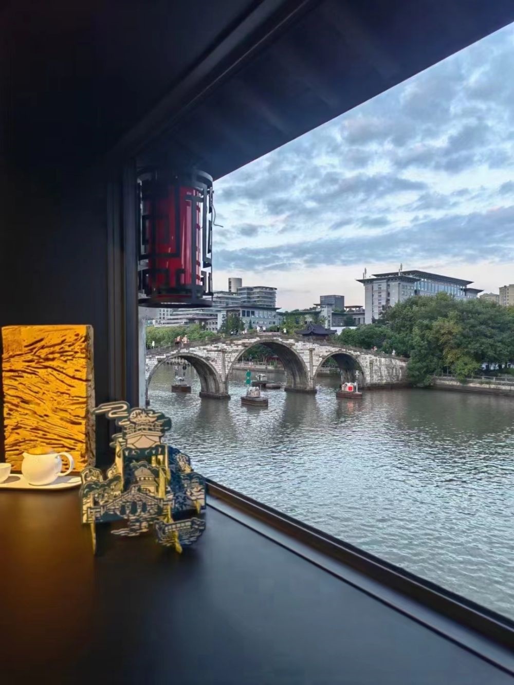 文創(chuàng)產(chǎn)品與拱宸橋。（受訪者供圖）