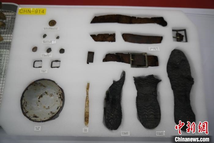 當(dāng)?shù)貢r間11月22日上午，第十批在韓中國人民志愿軍烈士遺骸裝殮儀式在韓國舉行。圖為裝殮儀式現(xiàn)場拍攝的部分志愿軍烈士遺物。中新社記者劉旭 攝