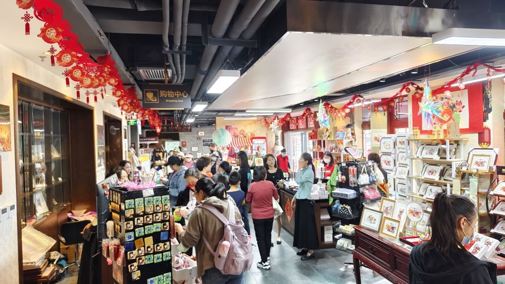 游客在天津市西青區(qū)楊柳青民俗文化館游覽。（新華社記者宋瑞 攝）