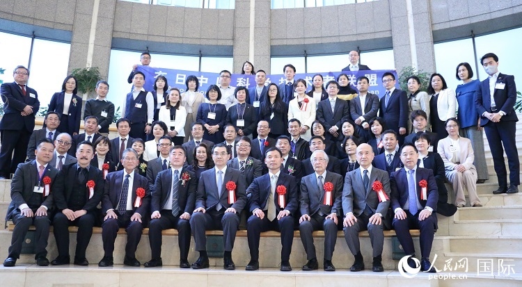 到場嘉賓與中國駐日本大使吳江浩合影留念。人民網(wǎng) 許可攝