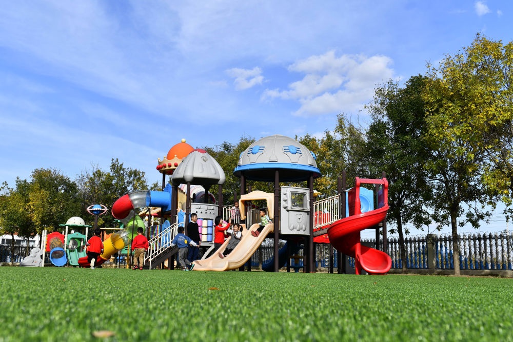 在山東省東營市墾利區(qū)楊廟社區(qū)幼兒園，孩子們在老師的帶領(lǐng)下進(jìn)行戶外活動（2021年10月19日攝）。新華社記者 郭緒雷 攝