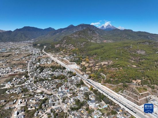 11月25日在麗江市境內(nèi)拍攝的即將開通的麗香鐵路（無人機照片）。