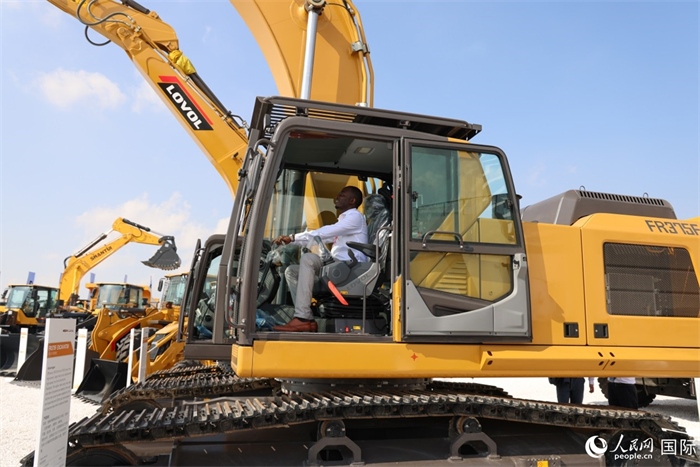 嘉賓參觀體驗山東重工產品。人民網記者 任皓宇攝