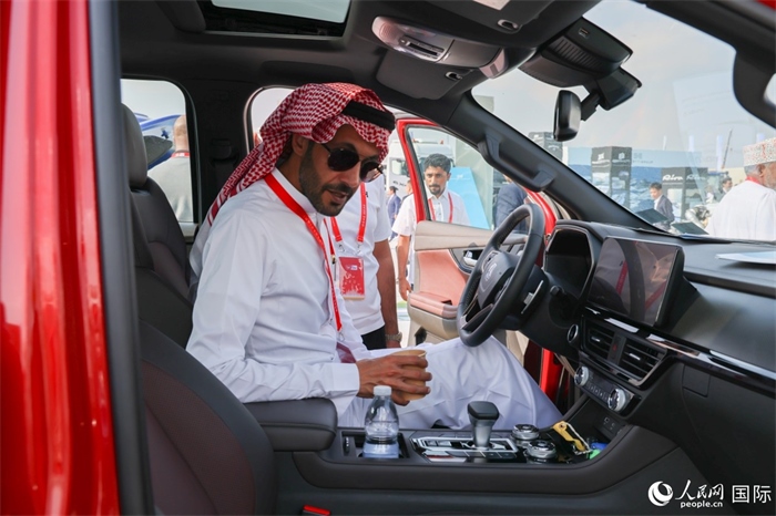 嘉賓參觀體驗山東重工產品。人民網記者 任皓宇攝