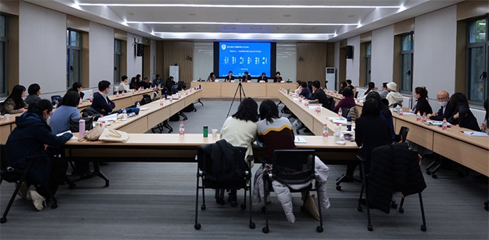 “區(qū)域國別學視角下的日語學科建設”圓桌論壇現(xiàn)場。主辦方供圖
