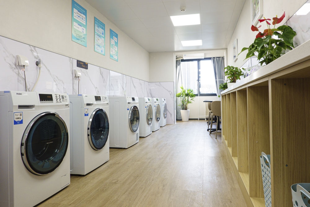 閔行區(qū)新時代城市建設(shè)者管理者之家的共享廚房和共享洗衣房。