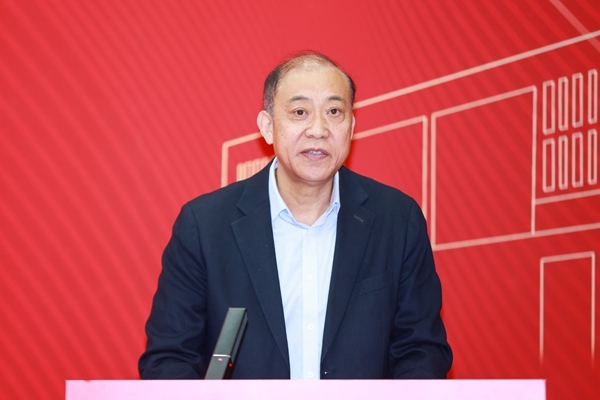 《教育踐悟錄》作者、中央財經(jīng)大學(xué)黨委書記何秀超。受訪者供圖