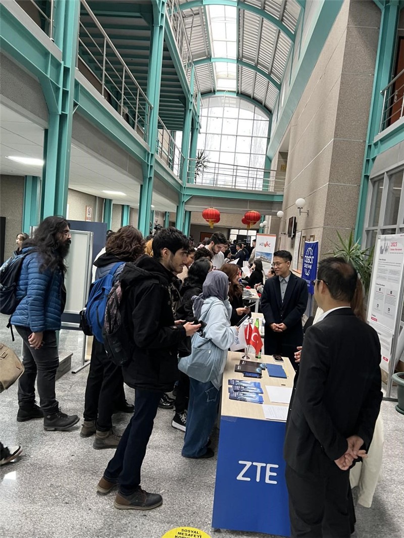 土耳其大學(xué)生在中企展臺交流。主辦方供圖