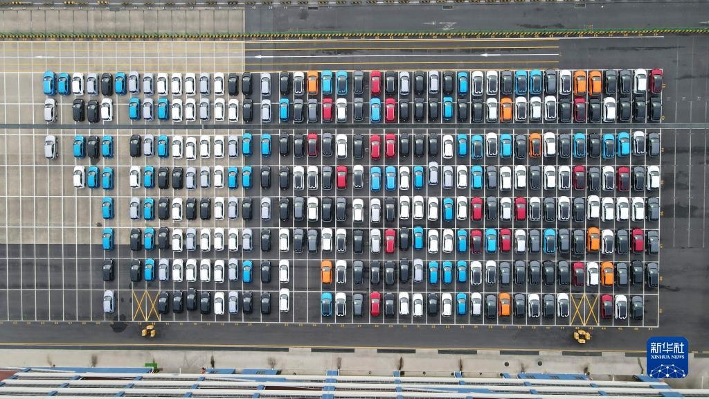 這是2023年7月9日在上海外高橋海通汽車碼頭拍攝的等待裝船運往澳大利亞的上汽MG品牌汽車和新能源車（無人機照片）。新華社記者 方喆 攝