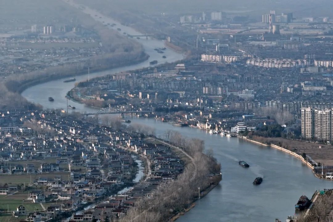 2月16日，貨船行駛在京杭大運(yùn)河江蘇寶應(yīng)段。新華社發(fā)（沈冬兵攝）