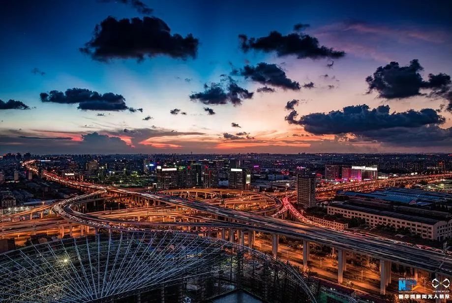 傍晚時刻的上海立交橋。新華網(wǎng)發(fā) 田橫 攝