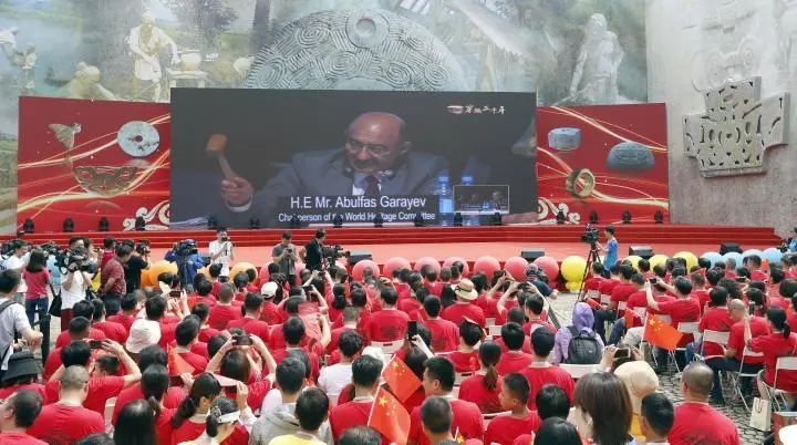 2019年7月6日，杭州市民揮舞國旗慶祝良渚古城遺址獲準列入世界遺產(chǎn)名錄。記者 吳煌 倪雁強 攝