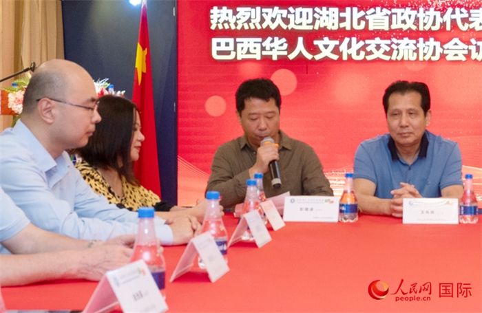 巴西文協(xié)監(jiān)事長彭建波（右二）在座談會(huì)上致辭。 人民網(wǎng)記者 陳海琪攝