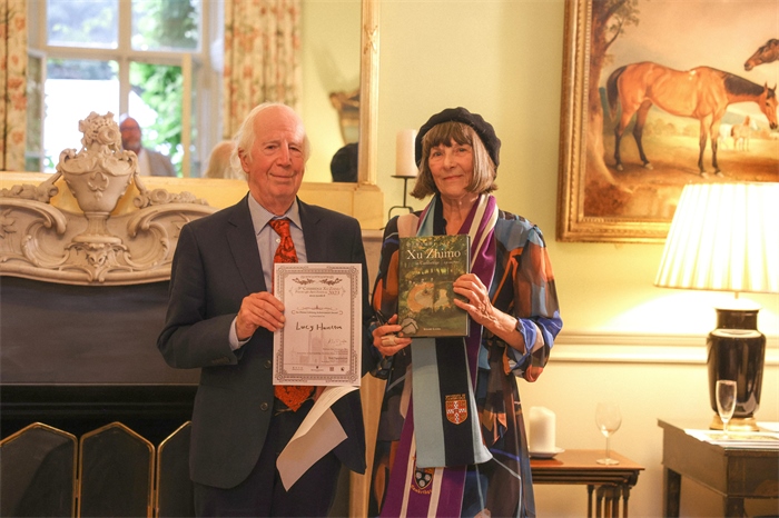 艾倫·麥克法蘭教授為漢密爾頓頒發(fā)文學(xué)類終身成就獎(jiǎng)。雨珊攝