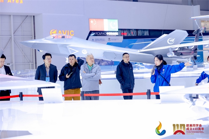 參會(huì)嘉賓和留學(xué)歸國(guó)人員參觀珠海太空中心。主辦方供圖