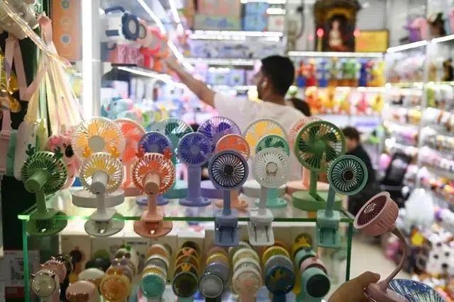 △近期，客商在浙江義烏國(guó)際商貿(mào)城采購(gòu)商品。