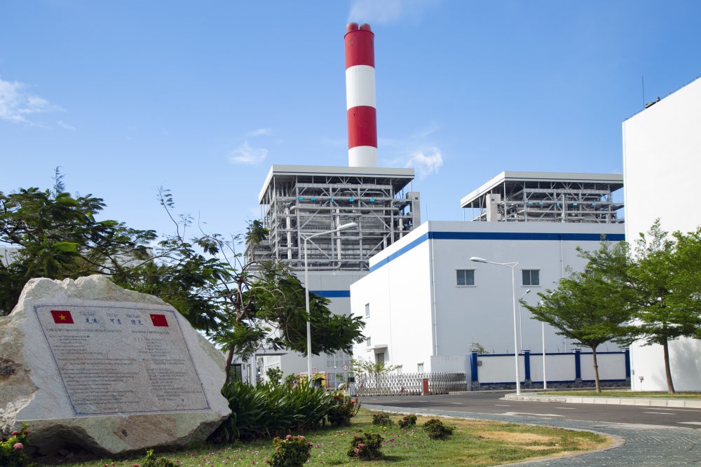 這是2021年3月24日在越南平順省拍攝的越南永新燃煤電廠(chǎng)一期BOT項(xiàng)目廠(chǎng)區(qū)。新華社發(fā)（南方電網(wǎng)越南永新公司供圖）