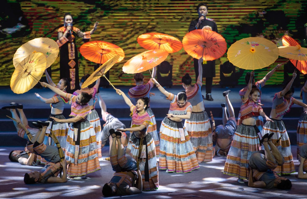 2023年1月18日，以“同心筑厚誼 攜手共發(fā)展”為主題的2023年中越跨國(guó)春節(jié)聯(lián)歡晚會(huì)在云南省紅河哈尼族彝族自治州河口瑤族自治縣舉行，越南老街省民族藝術(shù)歌舞團(tuán)的演員在晚會(huì)上表演歌舞《漂浮在云端的節(jié)日》。新華社記者 胡超 攝