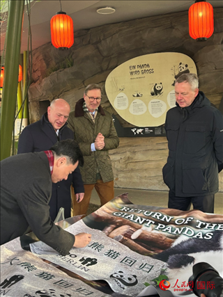 吳墾大使簽名。人民網(wǎng)記者 徐馨攝