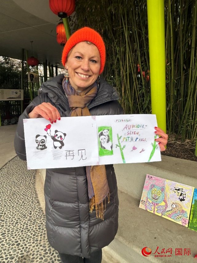 桑德拉和德國(guó)小朋友們的作品。右圖寫(xiě)著“祝福好運(yùn)，再見(jiàn) Pit和Paule（“夢(mèng)想”“夢(mèng)圓”的德語(yǔ)名字）”。人民網(wǎng)記者 徐馨攝