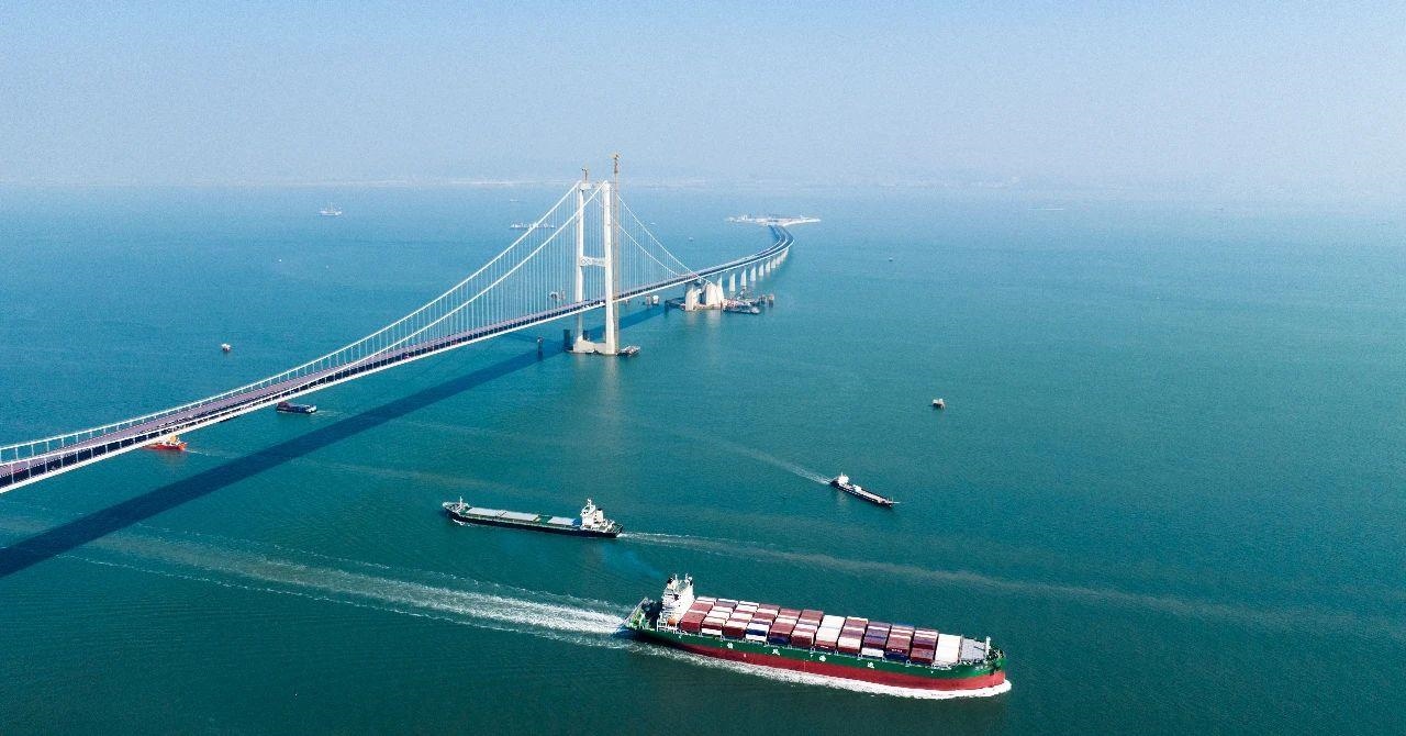 △2023年11月28日，國家重大工程深中通道海底沉管隧道貫通。