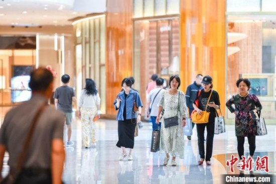 圖為顧客在cdf?？趪H免稅城內選購商品。<a target='_blank' href='/' ><p align=