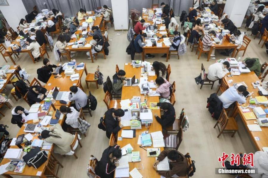 資料圖：眾多考研學生在南昌大學圖書館的自習室內(nèi)復習備考。劉力鑫 攝